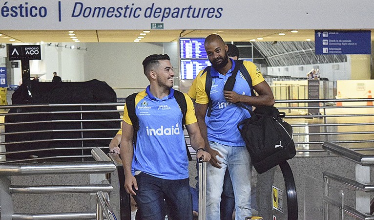 Jogadores da Rede Cuca no aeroporto